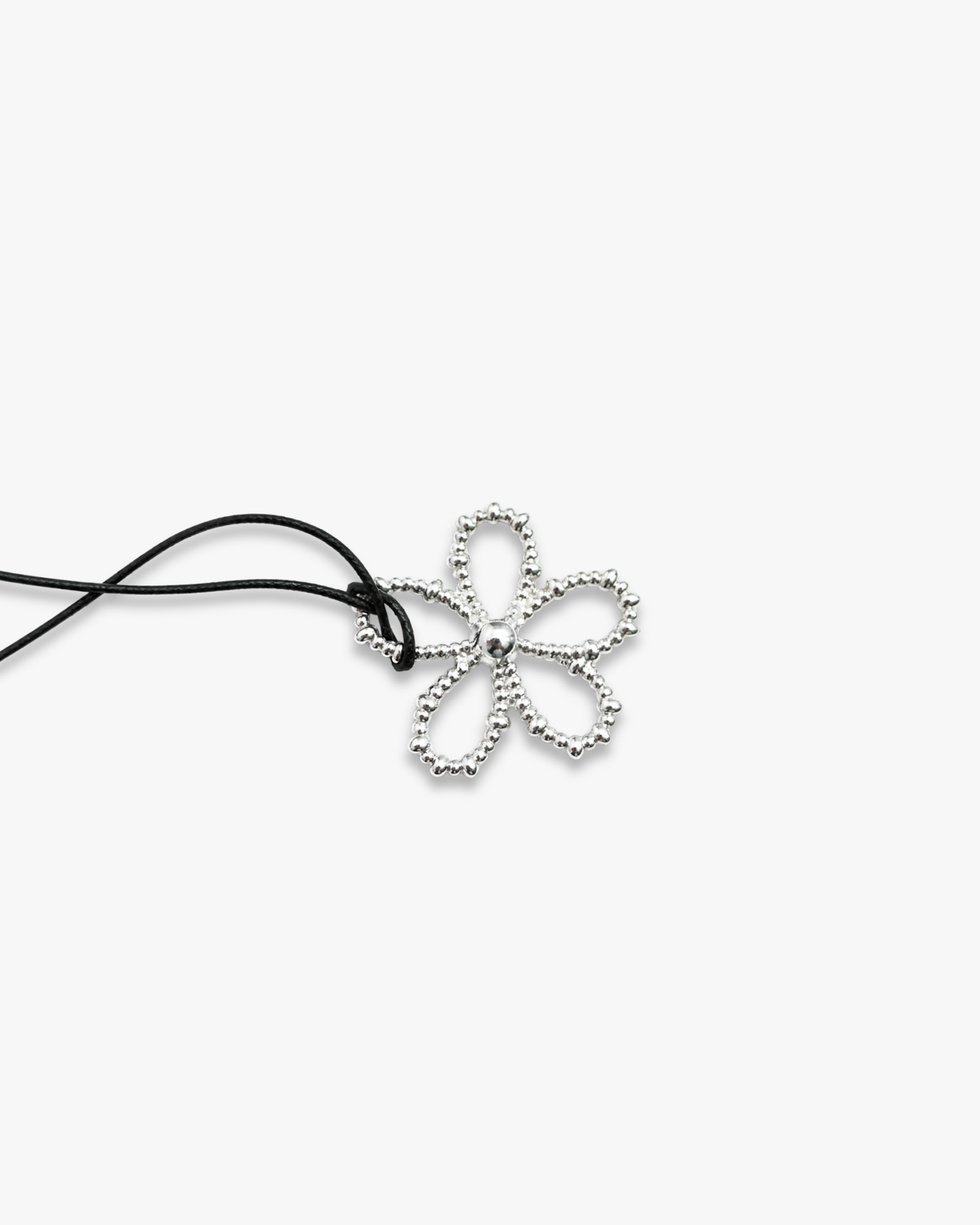 The Lisa floral stainless steel necklace for women, delicate fashion accessory